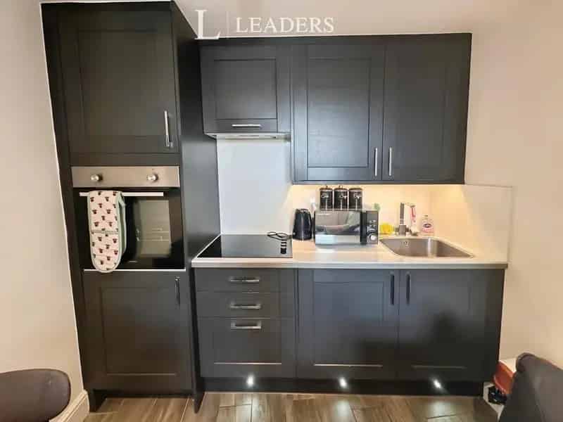1 Bedroom Furnished Flat to Rent - Modern, Convenient Location