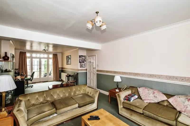 Spacious Family Home with Conservatory and Private Garden Hove