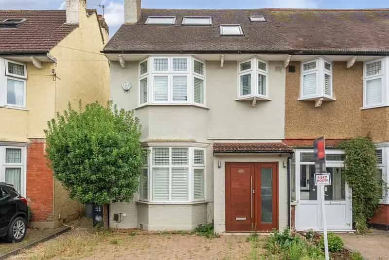 Chain Free Family Home near Raynes Park Station
