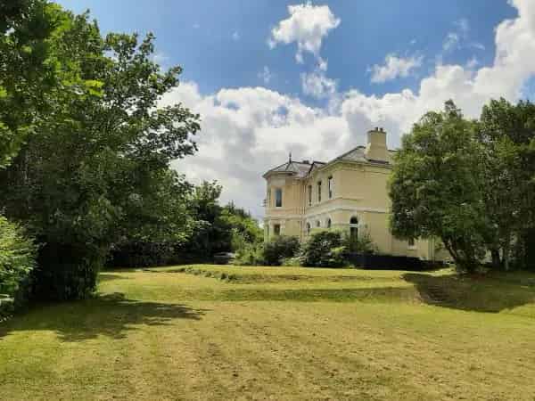 Huge 1 Bed Victorian Flat Buckfastleigh Pet Friendly Garden