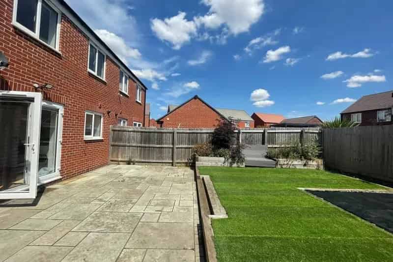 Three Bedroom Semi Detached House Near Schools