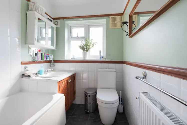 2 Bed House Leasehold Front Rear Garden Parking