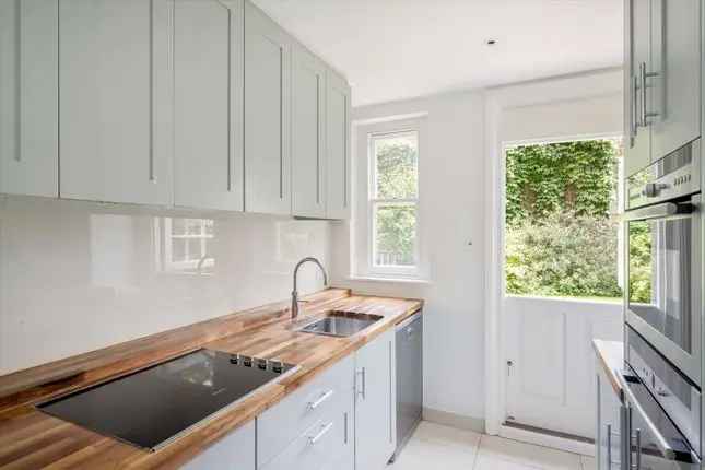 3 Bedroom Flat for Sale in Hornton Street Kensington W8