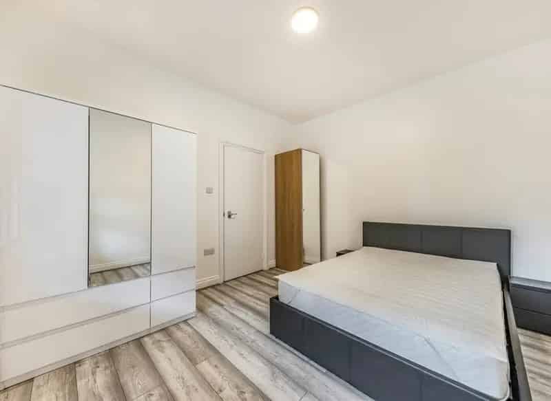 2-Bed Dockside Apartment Near Canary Wharf