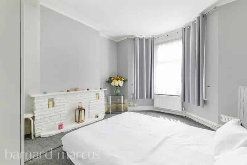 Three Double Bedroom Victorian Semi-Detached House Limes Road
