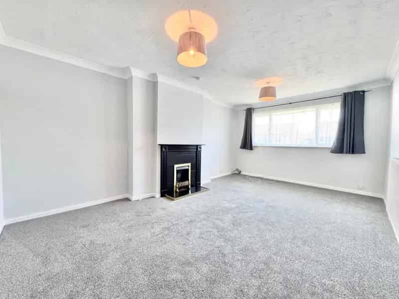 2 Bedroom Maisonette with Private Garden and Garage