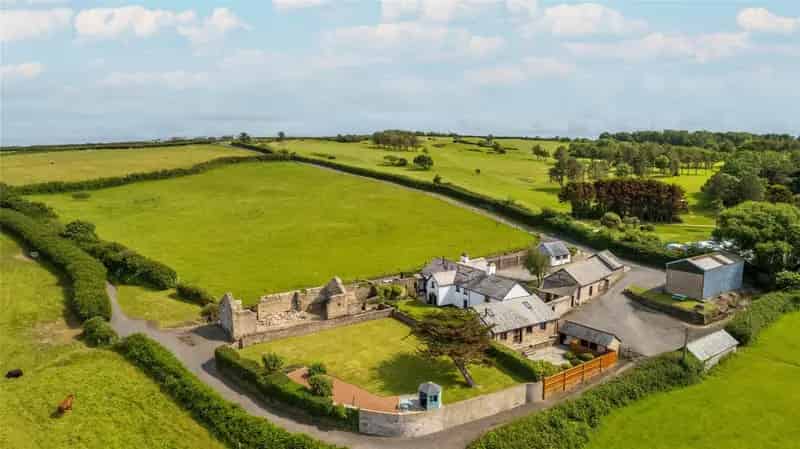 5 Bedroom Detached House with Cottage and Outbuildings