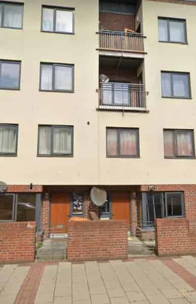 Spacious 2-Bedroom Flat Near Schools and Transport