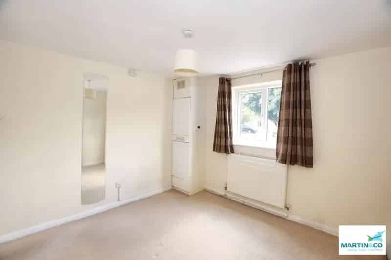1 Bedroom Flat Near Town Centre - No Chain