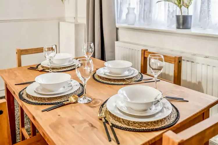 3 Bedroom Semi-Detached House Large Garden Off Road Parking