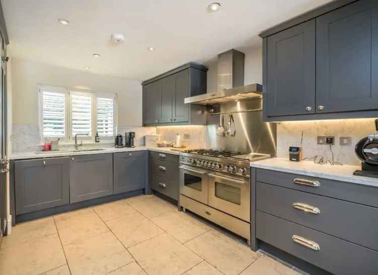 Stunning 4-Bedroom House with Open Plan Kitchen and Patio Garden