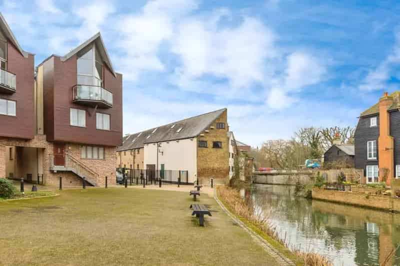 2-Bed 2-Bath Apartment with River Views in Hertford