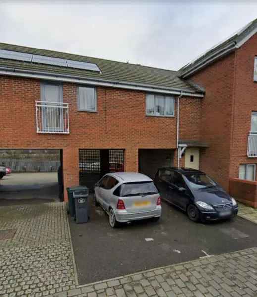 Modern 1-Bed Coach House with 2 Garages