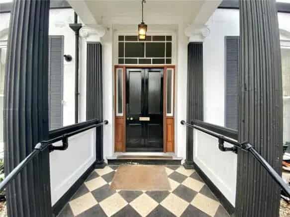 1 Bedroom Flat for Sale Lower Ground Floor Apartment