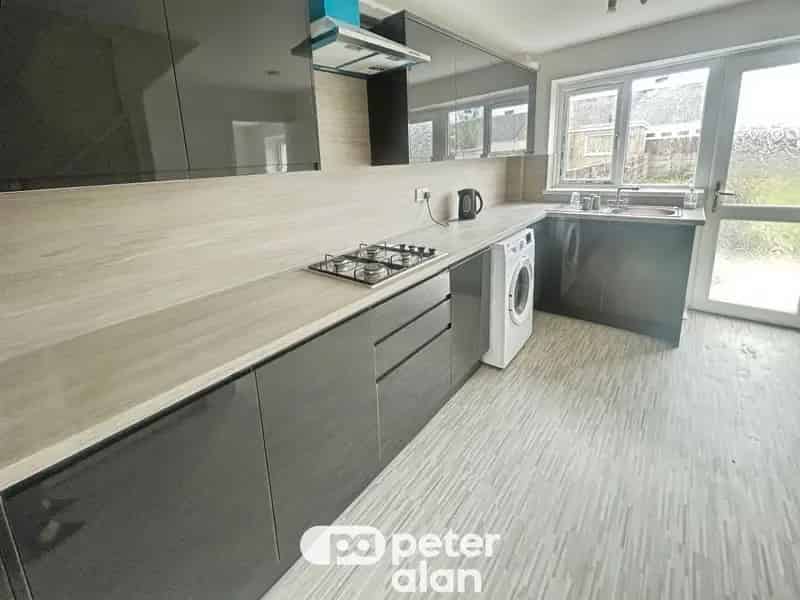 3 Bedroom Semi Detached House Zero Deposit Available Parking Garden
