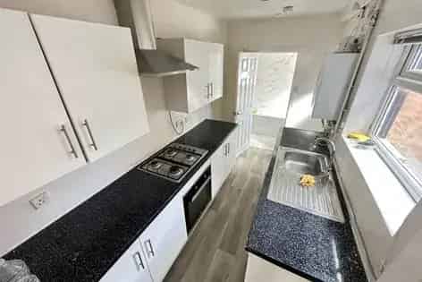 2 Bed Terrace House Manchester - Near Shops and Schools