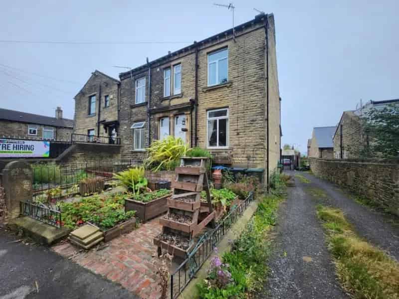 4 bedroom end of terrace house for sale