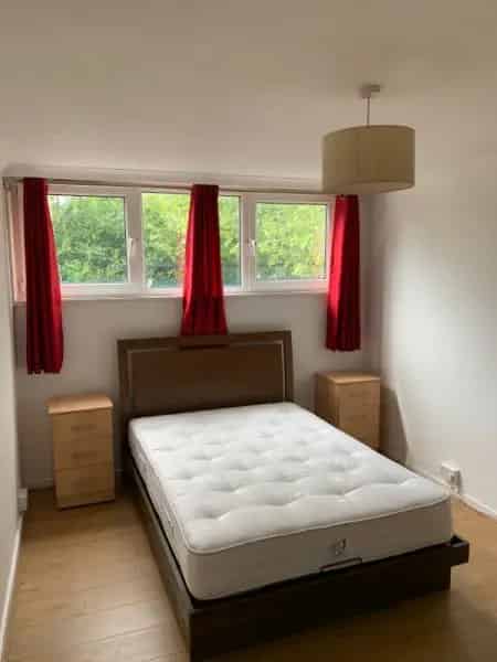 New Kitchen Close to Transport and Shops