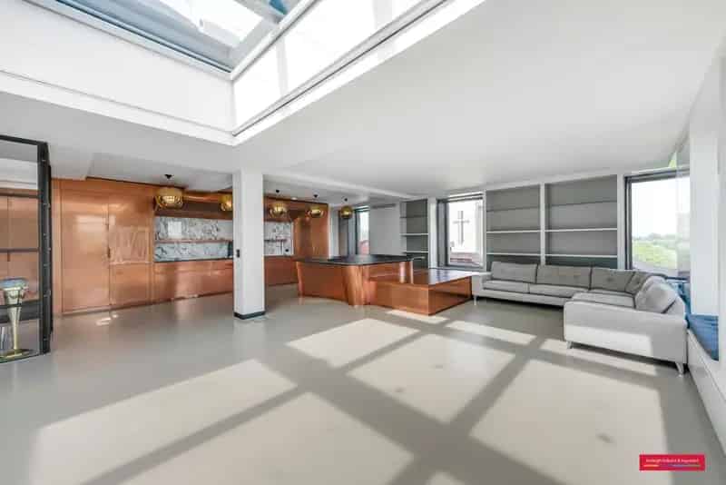 Three Bedroom Triplex Penthouse with Retractable Glass Roof and Hot Tub