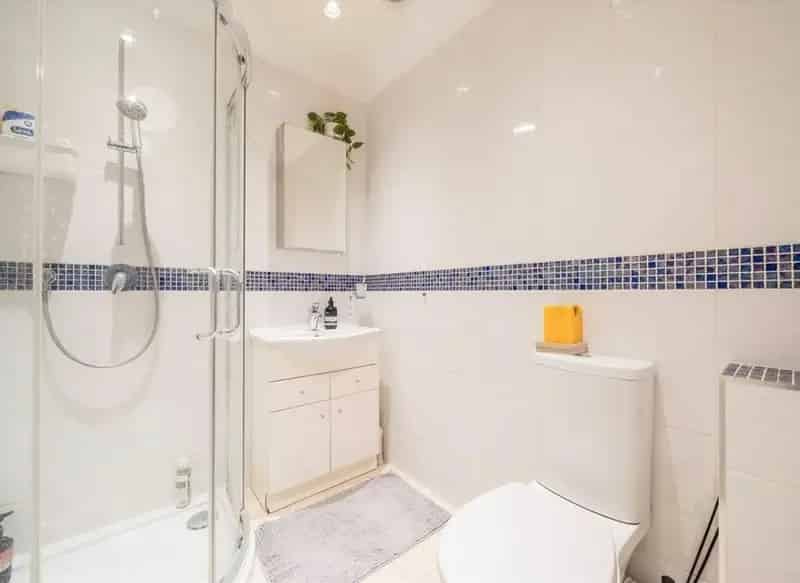 One Double Bedroom Flat near Ealing Common Tube Station