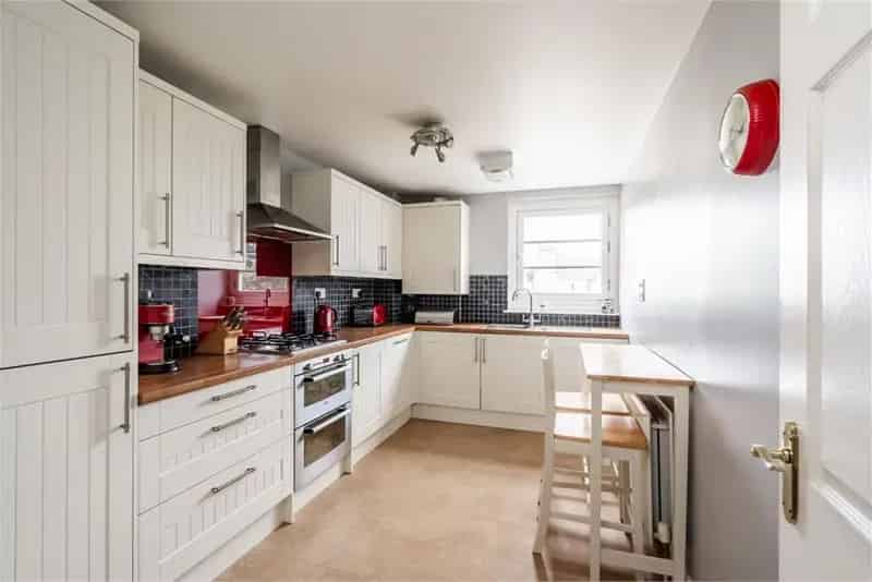 2 Bed Flat - Second Floor with 1 Reception Room