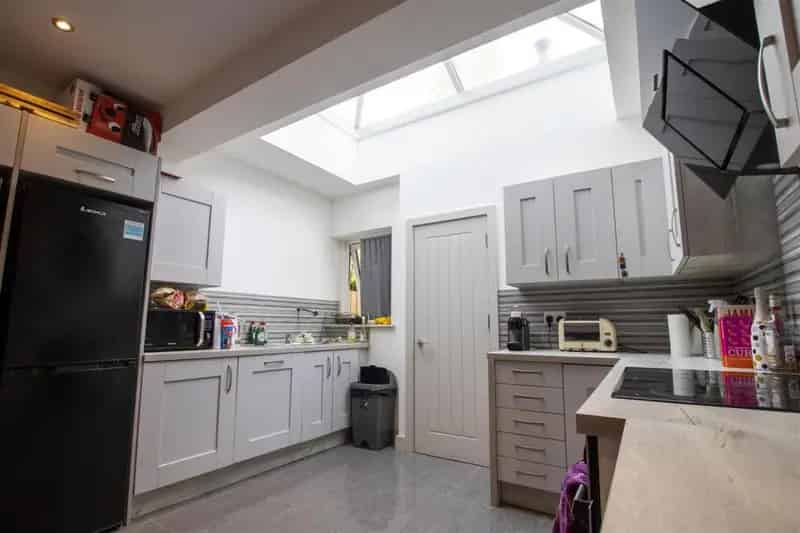 7 Bedroom Student House En-suite Modern Open Plan Kitchen