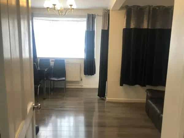 2 Bed Flat Near Stations and Parks