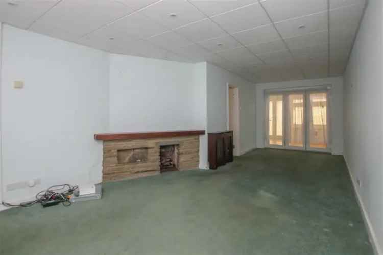 3 Bedroom Semi-Detached House for Sale in Hutton Brentwood