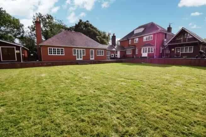 6 Bedroom Detached House with Annex and Extensive Grounds