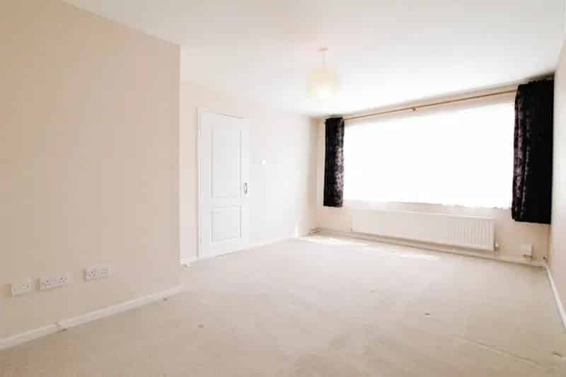 Spacious 2-Bed End Terrace House with Garden