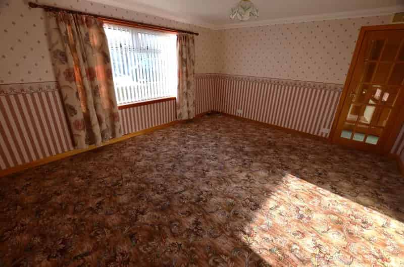 Three Bedroom Semi-Detached House with Gardens