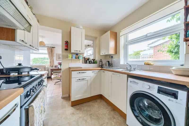 2 Bedroom Bungalow for Sale Near Thame Town Centre