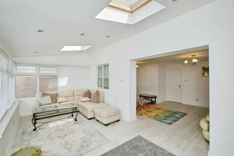3 Bedroom House with Open Plan Lounge and Ensuite