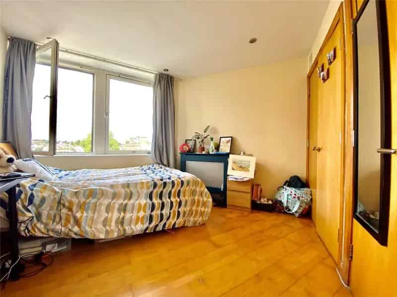 2 Bedroom Clifton Apartment with Roof Terrace and Parking