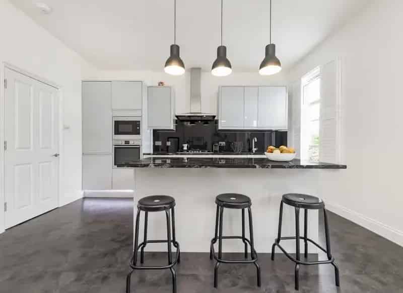 3 Double Bedroom Flat Queen's Park - Refurbished Period Property