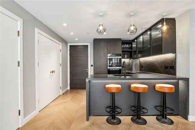 Flat for Sale in London W1T - Luxurious Apartment with Amenities