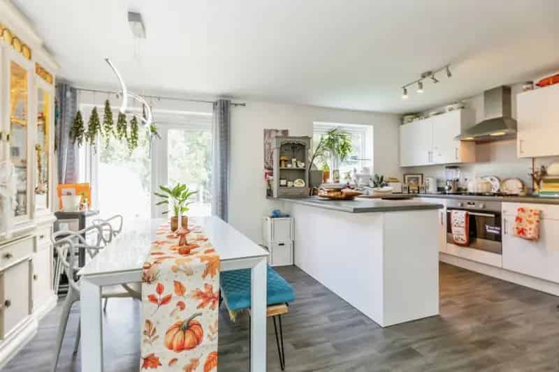 Lovely Family Home 4 Bedrooms Large Garden Integral Garage