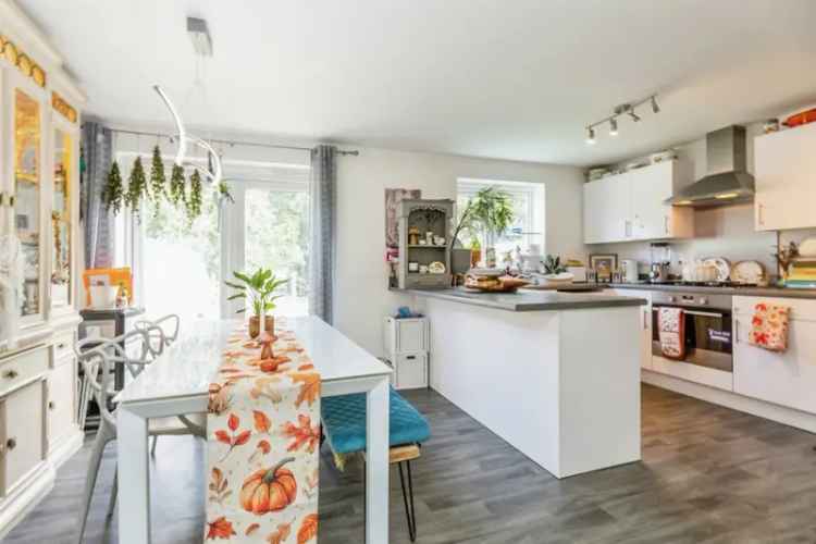 Lovely Family Home 4 Bedrooms Large Garden Integral Garage