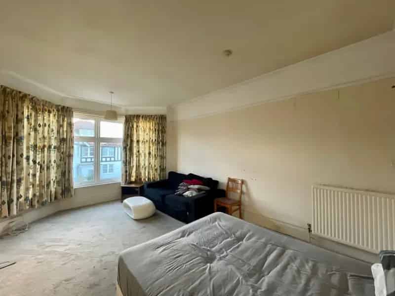 Studio Flat First Floor Winton Highstreet Zero Deposit Guarantee