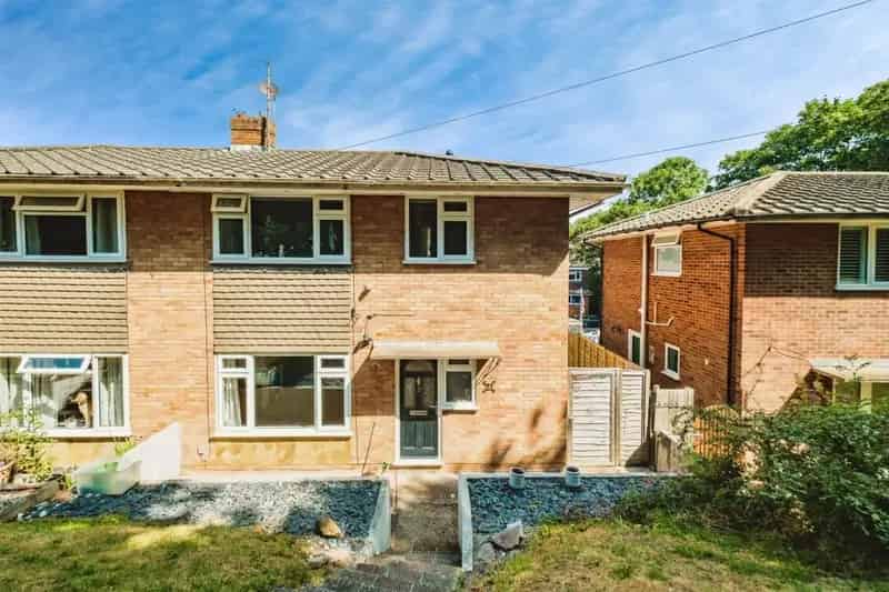 3 Bedroom Semi-Detached Home with Modern Kitchen and Large Garden