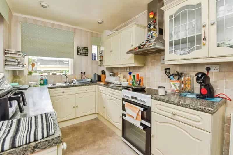 3 Bed Semi Detached House with Conservatory and Garden