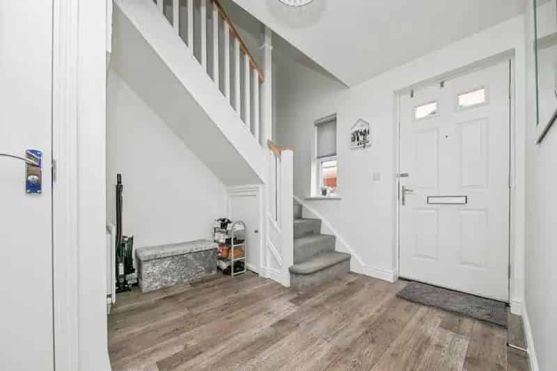 3 Bed 2 Bath House with Garage and Garden