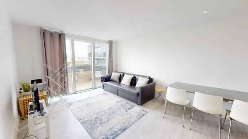 Luxury 2-Bedroom Brighton Apartment City Point Development