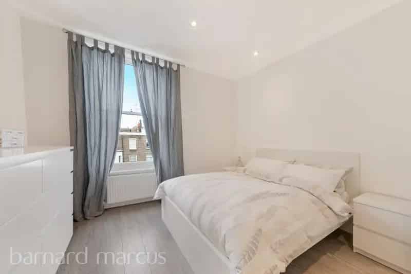 One Double Bedroom Period Conversion Apartment near Holland Park