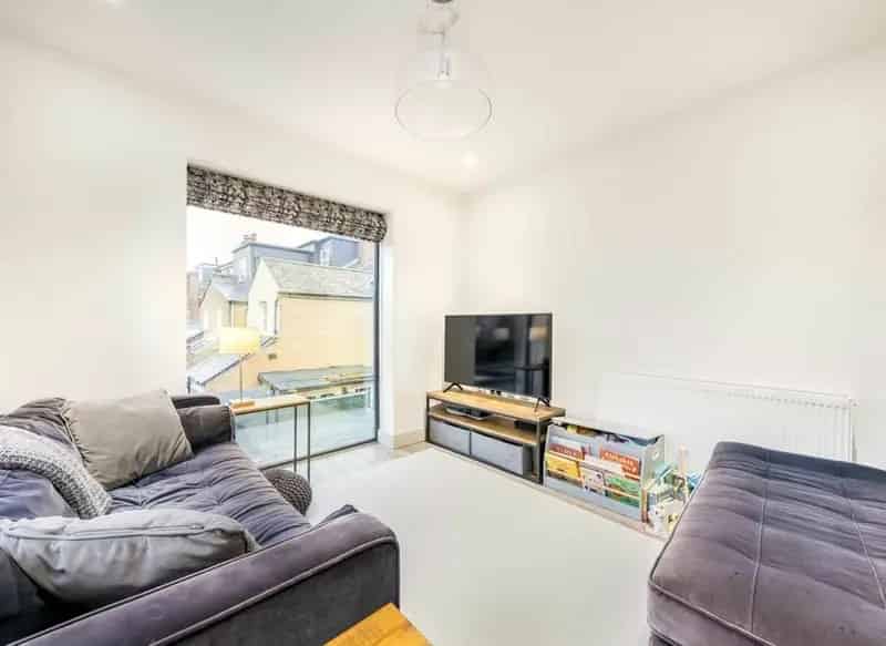 Wimbledon Apartment: 2 Beds, 2 Baths, Private Terrace, Near Tube