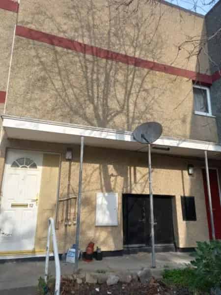 Spacious Flat near Leeds City Centre with Parking