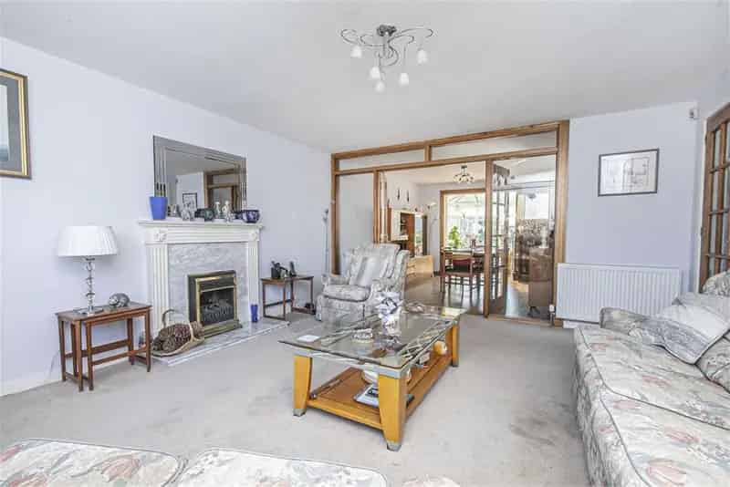 3 Bed House - Detached with 3 Reception Rooms