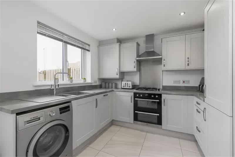 3 Bed End Terrace House with Garden and Parking Near A1