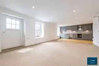 2 Bed Apartment New Kitchen & Bathroom Secure Entry