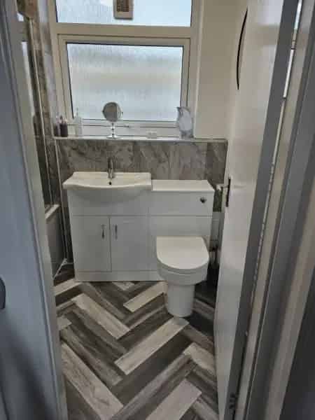 2 Bedroom Maisonette Near DLR Station and School
